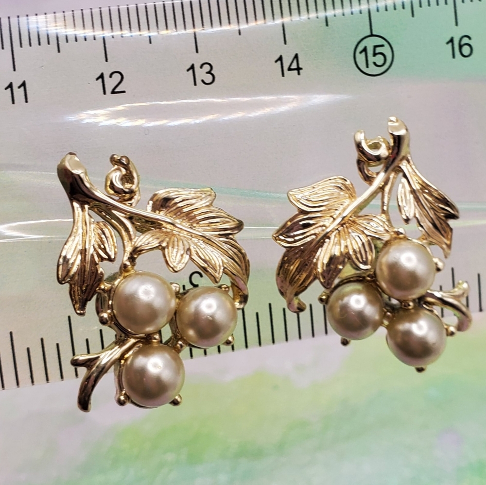 Coro Earrings Grapes Leaf Vine Pearl Vintage Gold Tone Screwbacks Ks